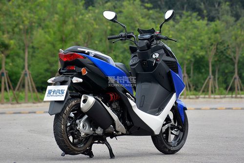 整車最大亮點(diǎn)在于后減震器的設(shè)計(jì),采用中置減震器的草蜢將有別于
